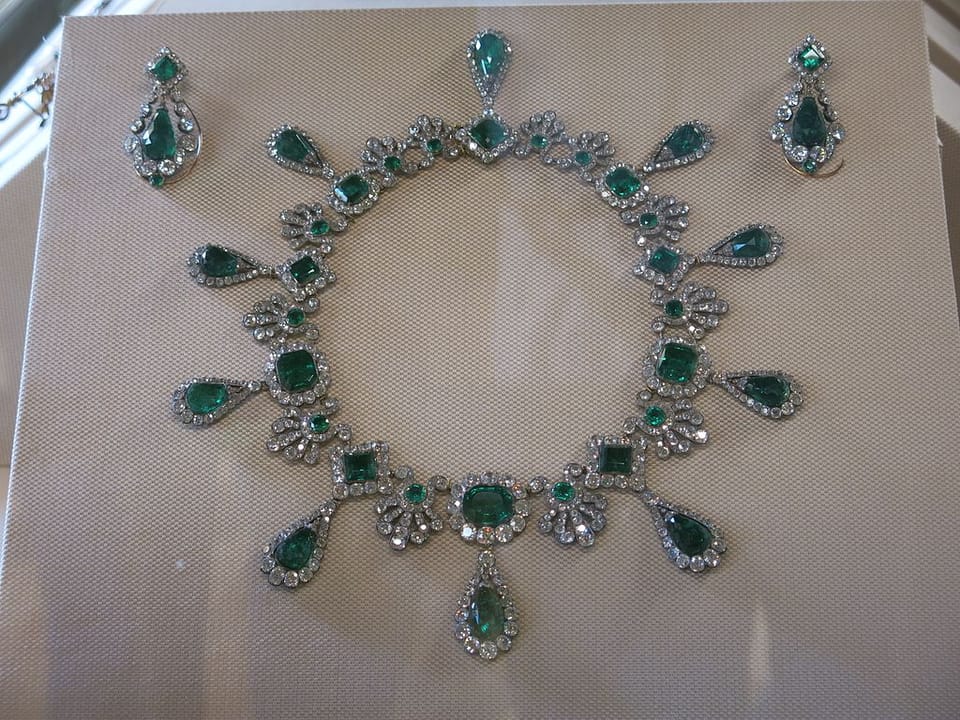 De François Ier au Louvre : l’aventure des joyaux de la Couronne (the adventure of the Crown Jewels) (Level A1-B1)